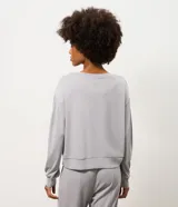 Buzo deportivo Get Over de microfibra color gris claro, de corte boxy, cuello redondo y manga larga abullonada con puños y barra ajustados.