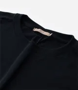 Blusa de manga larga confeccionada en tejido rib, con cuello redondo y diseño ajustado al cuerpo.