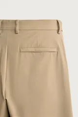 Pantalón regular fit de hombre color negro, confeccionado en tejido técnico ligero con cintura elástica, bolsillos frontales, bolsillos traseros de vivo y cierre frontal con cremallera y botón.