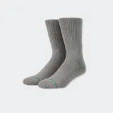 Medias de caña media color negro, con tejido acanalado en la parte superior y detalle de línea horizontal en color turquesa sobre la puntera. Incluye logo bordado en tono azul en el lateral.