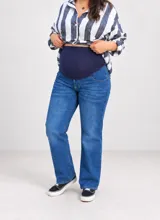 Pantalón jean maternal de corte recto, color azul con lavado localizado, confeccionado en denim elastizado. Cuenta con faja maternal alta y suave, y bolsillos delanteros funcionales.