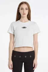 Remera corta blanca de algodón con cuello redondo y logo estampado en el pecho.