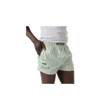 Pack de dos boxers de algodón con diseño de rayas verticales, uno en tonos blanco y verde con estampa lateral y etiqueta de la marca en la cintura, y otro en tonos blanco y bordó con detalles similares.