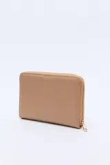 Billetera capitoneada en símil cuero color negro, con pespuntes en diagonal y cierre perimetral. Cuenta con un logo metálico dorado en el frente.