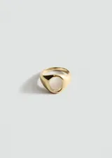 Anillo de acero inoxidable color dorado con diseño ancho y centro ovalado cavado.