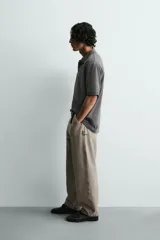 Pantalón balloon fit de algodón con efecto lavado, corte holgado y diseño tipo cargo. Cuenta con bolsillos delanteros, bolsillos traseros de parche y trabillas para cinturón.