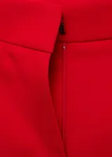 Pantalon de vestir color rojo, de corte wide leg y tiro medio. Presenta diseño largo con pinzas frontales, bolsillos laterales y cierre oculto con cremallera, botón y ganchos.