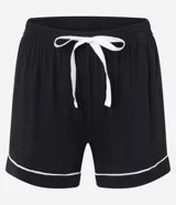 Conjunto de pijama corto negro con ribetes blancos, compuesto por una camisa de manga corta con cuello, bolsillo en el pecho y cierre abotonado, y un short con cintura elástica.