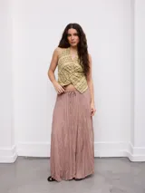 Falda larga mostaza, plisada, de corte amplio y fluido con pretina elástica y cordón ajustable en la cintura.