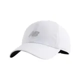 Gorro deportivo New Balance color blanco con logo reflectivo en gris.