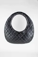 Cartera acolchada negra de silueta ovalada con asa circular integrada y diseño matelassé en rombos.