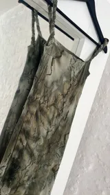 Vestido midi de tirantes finos con estampado abstracto en tonos marrones y verdes. Incluye un body debajo.