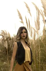 Chaleco marrón de gamuza con corte recto y sin mangas.