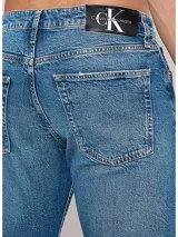Pantalón de jean celeste con efecto desteñido, corte slim y diseño de cinco bolsillos.