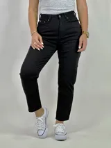 Pantalón de jean negro, corte mom, tiro alto y largo al tobillo.
