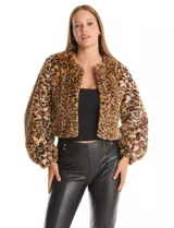 Chaqueta corta de piel sintética con estampado animal print de leopardo. Presenta un diseño abierto sin botones, mangas largas abullonadas con puños elásticos y forro interior.