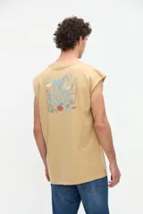 Musculosa de jersey de algodón pesado color marrón, de calce relaxed y con diseño estampado en la espalda con la frase "No Rush" y motivos ilustrados.