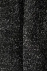 Pantalón sastrero de tiro alto color gris oscuro, con cierre, botón oculto y corchetes. Incluye bolsillos al bies, bolsillos decorativos en la parte trasera y piernas rectas con pliegues delanteros y traseros.