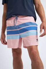 Short de baño con cintura elástica y cordón ajustable, confeccionado en tela ligera de secado rápido. Presenta un estampado botánico integral en tonos amarillos, blancos y azules, con dos bolsillos delanteros y uno posterior.