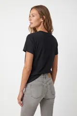 Remera celeste de manga corta y cuello redondo, de corte clásico y liso.