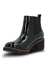 Botineta Chelsea Hush Puppies modelo Sula, color negro en acabado charol, con elásticos laterales y suela robusta con taco ancho.