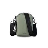 Bandolera de cuero sintético color negro, con doble cierre superior y correa de galón ajustable. Incluye un bolsillo interior de fácil acceso.