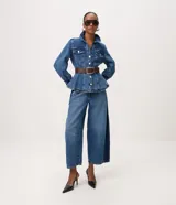 Pantalón de jean estilo barrel con tiro alto, recortes laterales sastreros y diseño amplio en las piernas. Confeccionado en algodón con lavado medio.