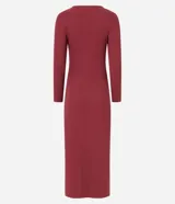 Vestido largo de rib con escote en V, manga larga, fruncido delantero y detalle de ribetes en el busto.