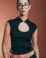 Top negro con cuello alto y abertura circular en el pecho.