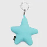 Llavero con forma de estrella acolchada en color turquesa, con argolla metálica y cadena de eslabones. Incluye una pequeña etiqueta lateral con el logo de la marca.