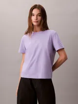 Remera Calvin Klein de manga corta y cuello redondo, color lila, con el logo clásico de la marca en acabado foil en el pecho.