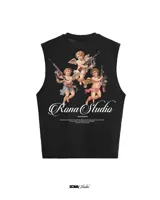 Musculosa negra con estampado de ángeles armados en la espalda y logo de la marca en el frente.