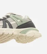 Championes Satinato estilo jogging con suela robusta, capellada de malla gris con recortes en cuero sintético gris oscuro, verde y beige, y cordones blancos.