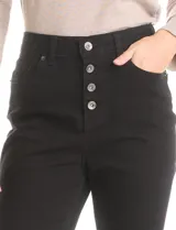 Jean de corte bootcut y tiro alto, color negro, con cierre frontal de botones a la vista y bolsillos funcionales.