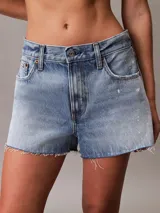Shorts de jean de tiro alto con corte relajado, diseño de cinco bolsillos y bajo deshilachado.