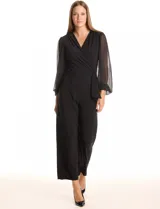 Enterito negro de seda fría con escote en V cruzado, mangas largas voluminosas de gasa transparente con puños elásticos fruncidos. Tiene cintura elástica interna, lazo lateral ajustable y pierna de corte recto al tobillo.