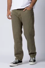 Pantalon de corte regular confeccionado en gabardina resistente, con diseño de cinco bolsillos y cierre frontal con botón y cremallera.