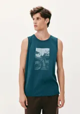 Musculosa de algodón color verde petróleo, con cuello redondo y estampa fotográfica frontal de una motocicleta.