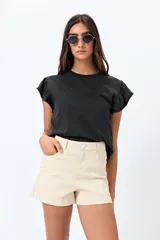 Short blanco de algodón con elastano, calce medio, bolsillos funcionales y tajos pequeños en el ruedo.