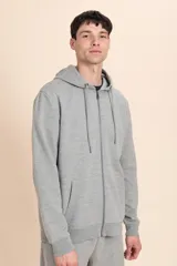 Campera deportiva con capucha, confeccionada en tejido de punto color gris melange, con puños y ruedo acanalados.