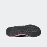 Championes de entrenamiento Reebok Flip Charge, color gris oscuro con detalles en rosado. Presentan una malla transpirable en la parte superior y una suela robusta con soporte lateral reforzado en color rosado y negro.