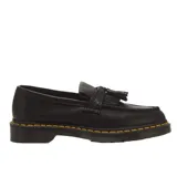 Mocasines Dr. Martens modelo Adrian, confeccionados en cuero negro granulado con detalle de flecos y borlas en el empeine. Presentan las características costuras amarillas en el cerco de la suela y suela gruesa ranurada de goma.