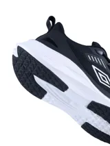 Championes deportivos Umbro modelo Boltalk, color negro con detalles en blanco. Presentan una capellada de malla transpirable con refuerzos sintéticos y una suela de goma blanca con amortiguación.
