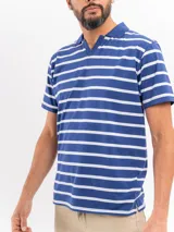 Remera de manga corta con diseño a rayas horizontales en color blanco y beige, cuello polo con escote en V y calce relajado.