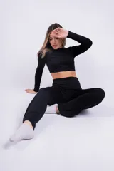 Pantalón negro de corte recto y tiro alto.