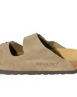 Sandalias tipo zueco marca Rivaro, confeccionadas en cuero gamuzado color beige. Presentan dos tiras anchas con hebilla metálica, plantilla anatómica de corcho y látex, y suela de goma antideslizante.