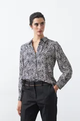 Pantalón de vestir negro de corte recto, con cintura estructurada y costura central vertical en las piernas que aporta un acabado sastrero.