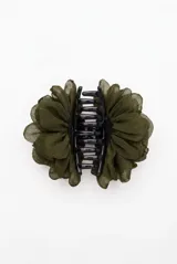 Broche en forma de flor con pétalos de tela superpuestos en color bordó.