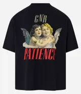 Remera negra de algodón, corte boxy, con cuello redondo y mangas cortas. Estampa frontal con el logo de Guns N' Roses en color dorado.