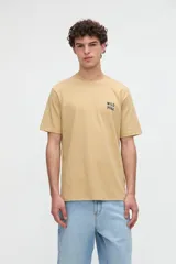 Remera marrón de manga corta con calce relajado, confeccionada en jersey de algodón pesado. Presenta una pequeña estampa con texto en el pecho y un diseño estampado en la espalda.